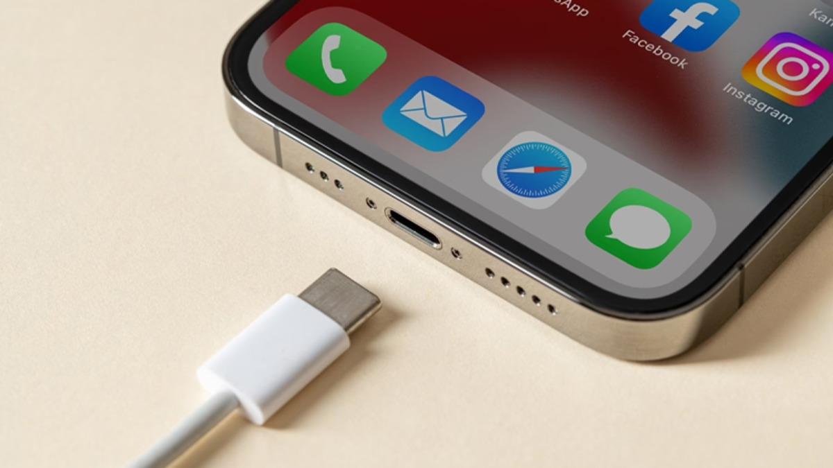 iPhone 15 Sahipleri, Telefonlarını Powerbank ile Şarj Edememekten Şikâyetçi! (Telefon Yerine Powerbank Şarj Oluyor)