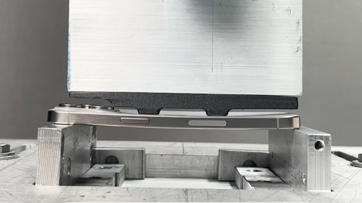 Hani Kırılıyordu Bu? iPhone 15 Pro Max, Bu Kez Laboratuvarda Bükülme Testine Girdi [Video]