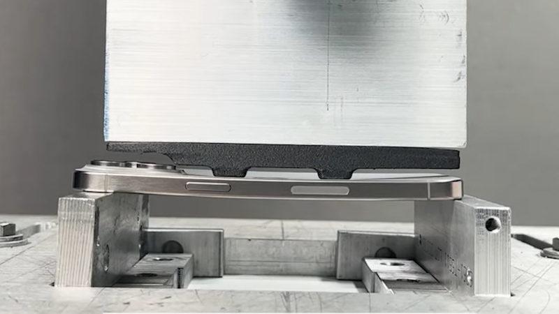 Hani Kırılıyordu Bu? iPhone 15 Pro Max, Bu Kez Laboratuvarda Bükülme Testine Girdi [Video]