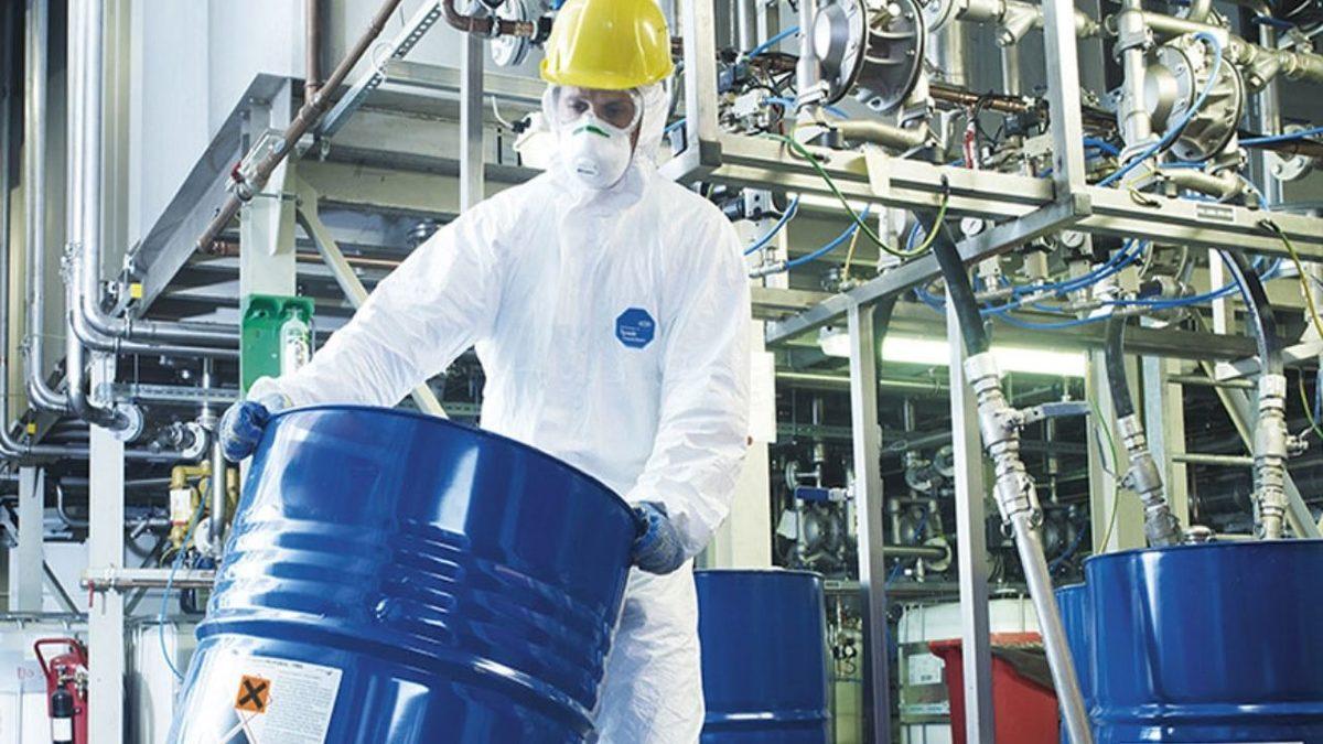 Satın Aldığımız Yeni Kıyafetleri Giymeden Önce Neden Mutlaka Yıkamalıyız? Hem de Hiç Denenmemiş Olsalar Bile!