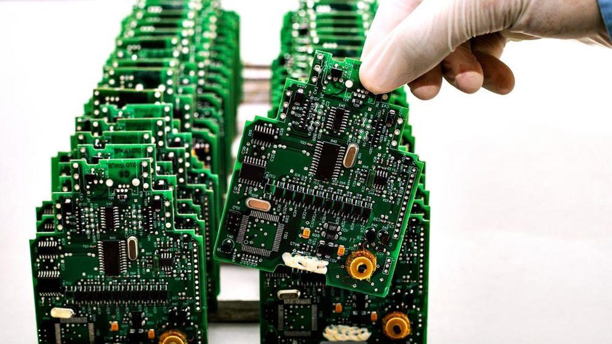 Elektronik Cihazların İçindeki Bu Devre Kartları Neden Hep Yeşil Renkte?