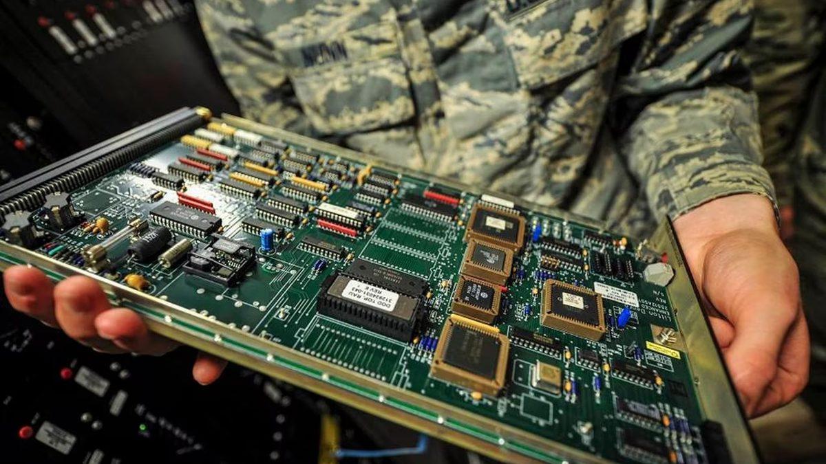 Elektronik Cihazların İçindeki Bu Devre Kartları Neden Hep Yeşil Renkte?