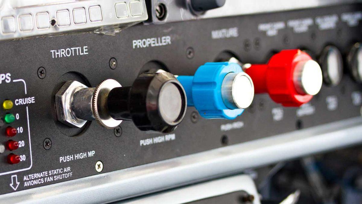 Olur da Bir Gün Uçak İndirmek Zorunda Kalırsanız Diye: Kokpitteki Hangi Gösterge ve Tuş Ne İşe Yarıyor?