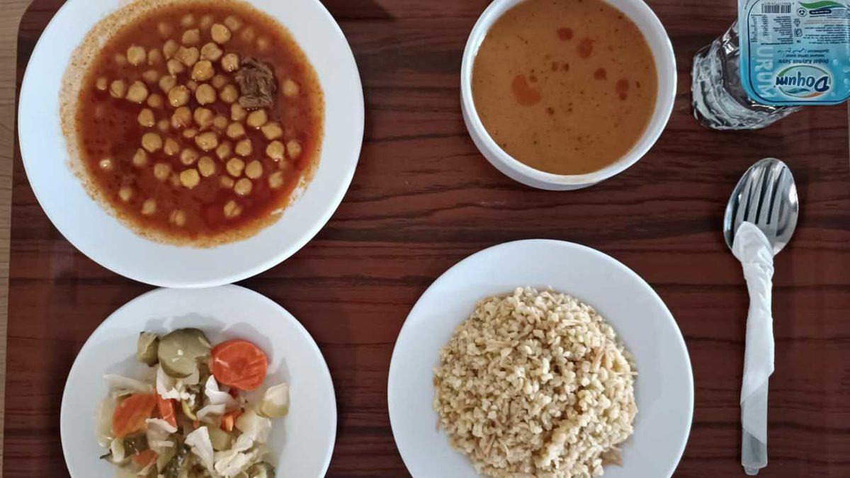 Protestolarla Gündeme Gelen Türkiye’deki Üniversitelerin Yemekleri ile Yurt Dışındakileri Karşılaştırdık: Bazıları Lüks Restoran Kalitesinde!