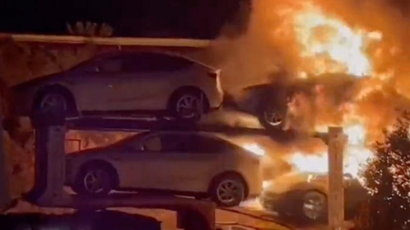 İstanbul’da Sıfır Tesla Araçlar Cayır Cayır Yanıp Küle Döndü [VİDEO]