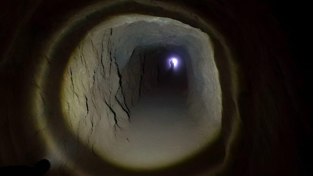 Bu Çılgın Adam, “En Az 30 Yıl Boyunca” Tek Başına Tünel Kazmasıyla Biliniyor: Peki Onu Bu Davranışa İten Şey Neydi?