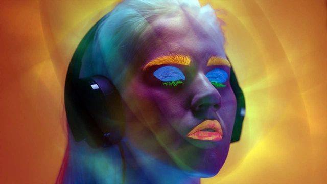 Perşembe Gününü 49 Sayısına veya "Do" Notasını Laciverte Benzettiğimiz Bir Garip Duygu Durumu: Sinestezi