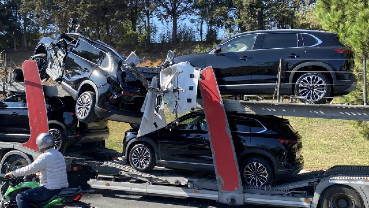 Sıfır Togg Otomobilleri Taşıyan Tır, İstanbul’da Kaza Yaptı: Üç Otomobilde Hasar Oluştu!