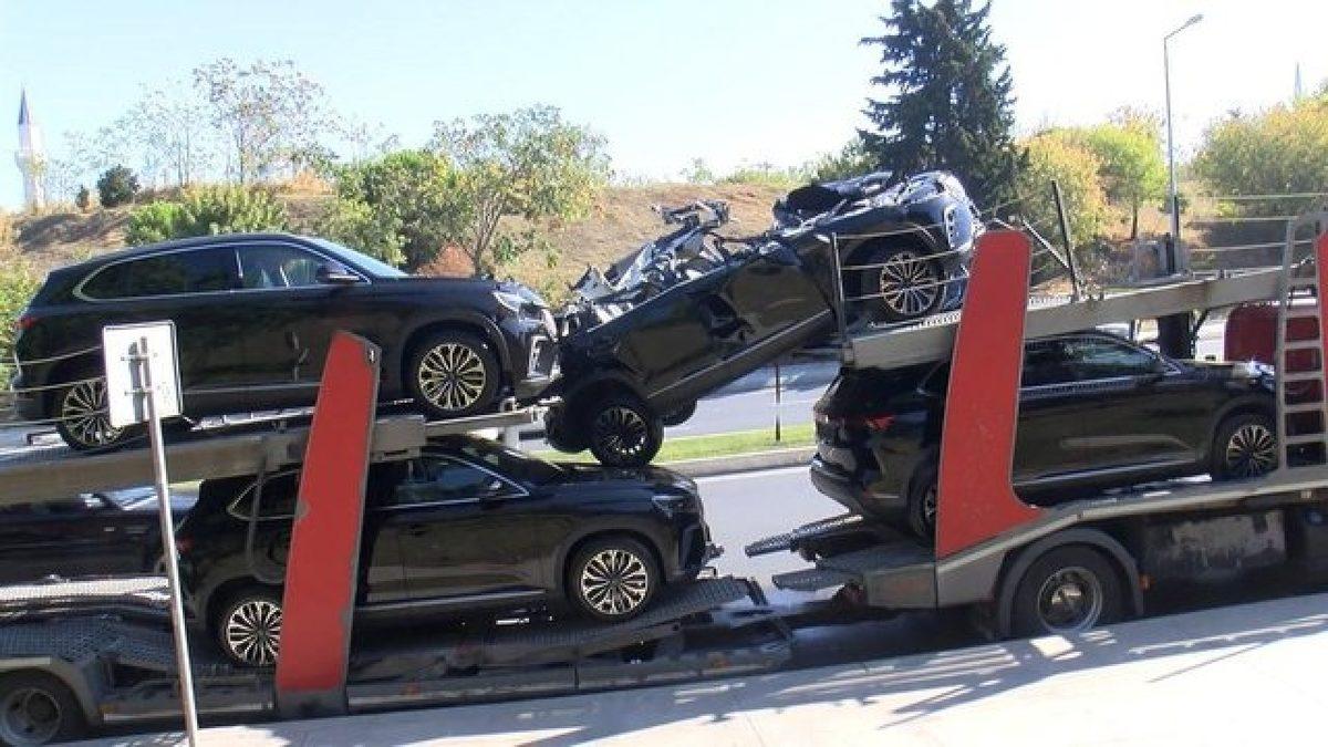 Sıfır Togg Otomobilleri Taşıyan Tır, İstanbul’da Kaza Yaptı: Üç Otomobilde Hasar Oluştu!