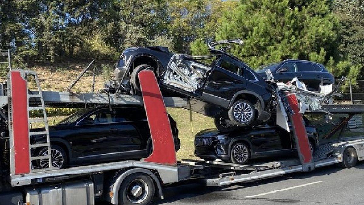 Sıfır Togg Otomobilleri Taşıyan Tır, İstanbul’da Kaza Yaptı: Üç Otomobilde Hasar Oluştu!