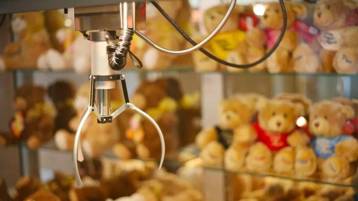 Kıskaçlı Oyuncak Kapma Makinelerindeki Bu Akılalmaz Hileleri Öğrenince Bir Daha Yanından Bile Geçmek İstemeyeceksiniz!