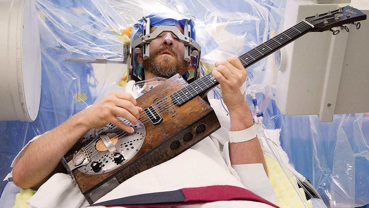 Nasıl Oluyor da Hastalar Uyanık Hâldeyken Bile Beyin Ameliyatı Yapılabiliyor? Dolma Dolduran Bile Var!