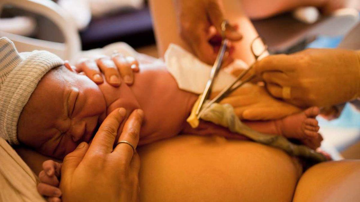 Doğum Sonrasında Göbek Bağı Hiç Kesilmezse Ne Olur? Aslında Bazı Kültürlerde Uygulanıyor!