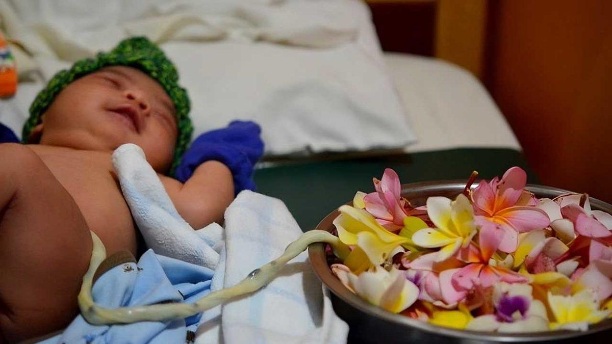 Doğum Sonrasında Göbek Bağı Hiç Kesilmezse Ne Olur? Aslında Bazı Kültürlerde Uygulanıyor!