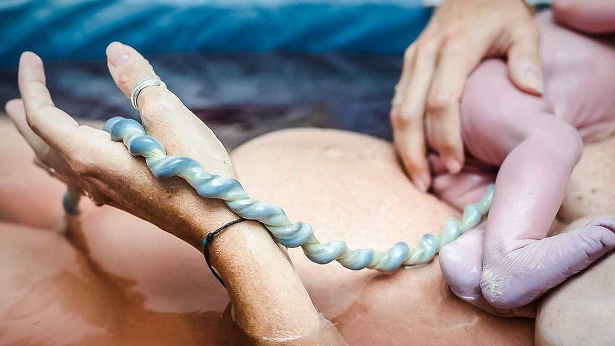 Doğum Sonrasında Göbek Bağı Hiç Kesilmezse Ne Olur? Aslında Bazı Kültürlerde Uygulanıyor!