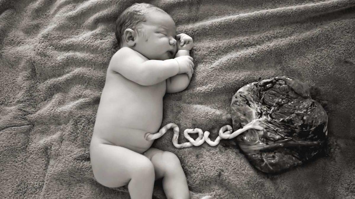 Doğum Sonrasında Göbek Bağı Hiç Kesilmezse Ne Olur? Aslında Bazı Kültürlerde Uygulanıyor!