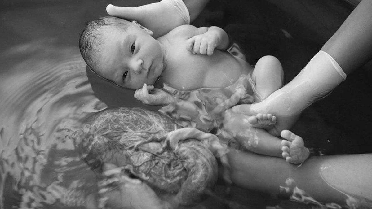 Doğum Sonrasında Göbek Bağı Hiç Kesilmezse Ne Olur? Aslında Bazı Kültürlerde Uygulanıyor!