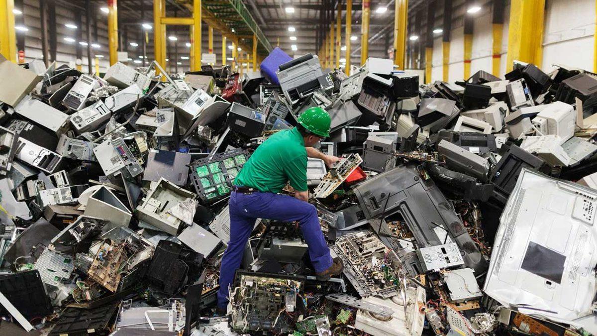 Tüketim Çılgınlığının Bir Sonucu Olarak Elektronik Atıklar Konusunda Tehlike Sinyalleri Çalıyor! Önüne Geçmek İçin Neler Yapabiliriz?