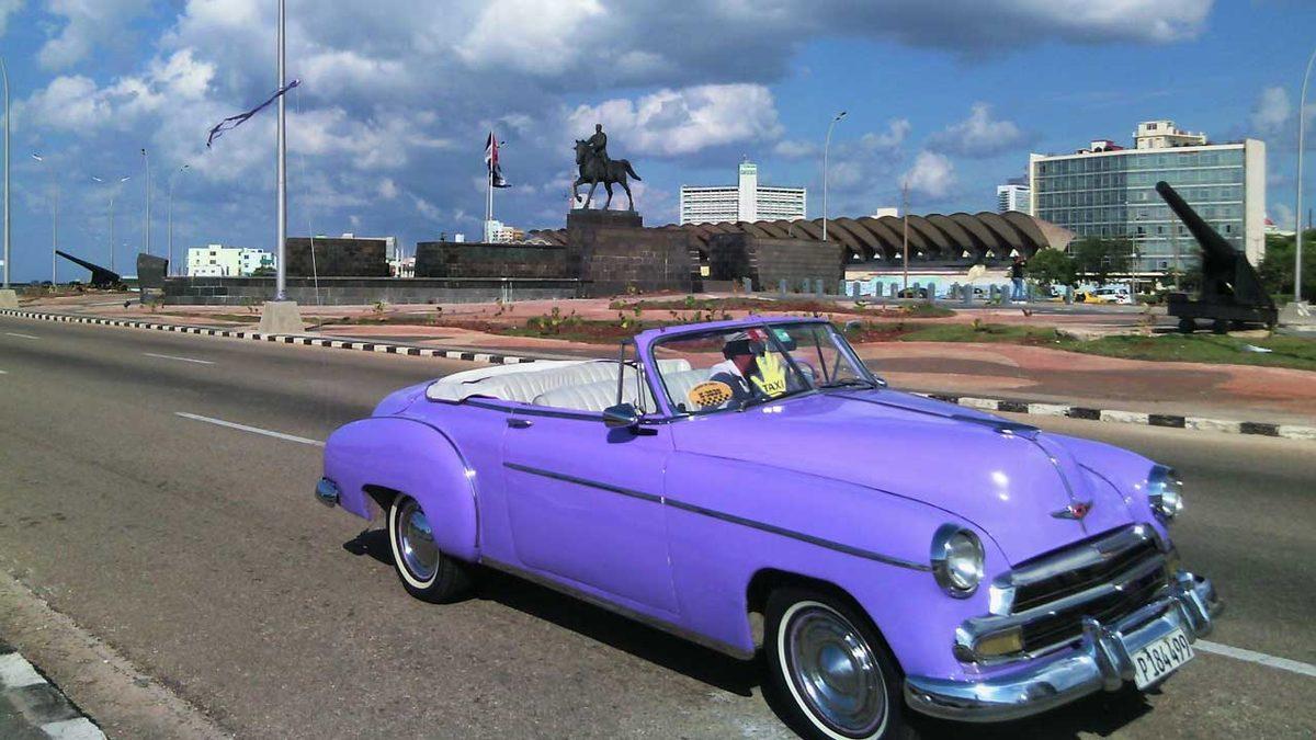 Klasik Araba Müzesi Hâline Gelen Küba’da Neden Çok Fazla Eski Model Var? Sebebi Araba Tutkusu Değil!