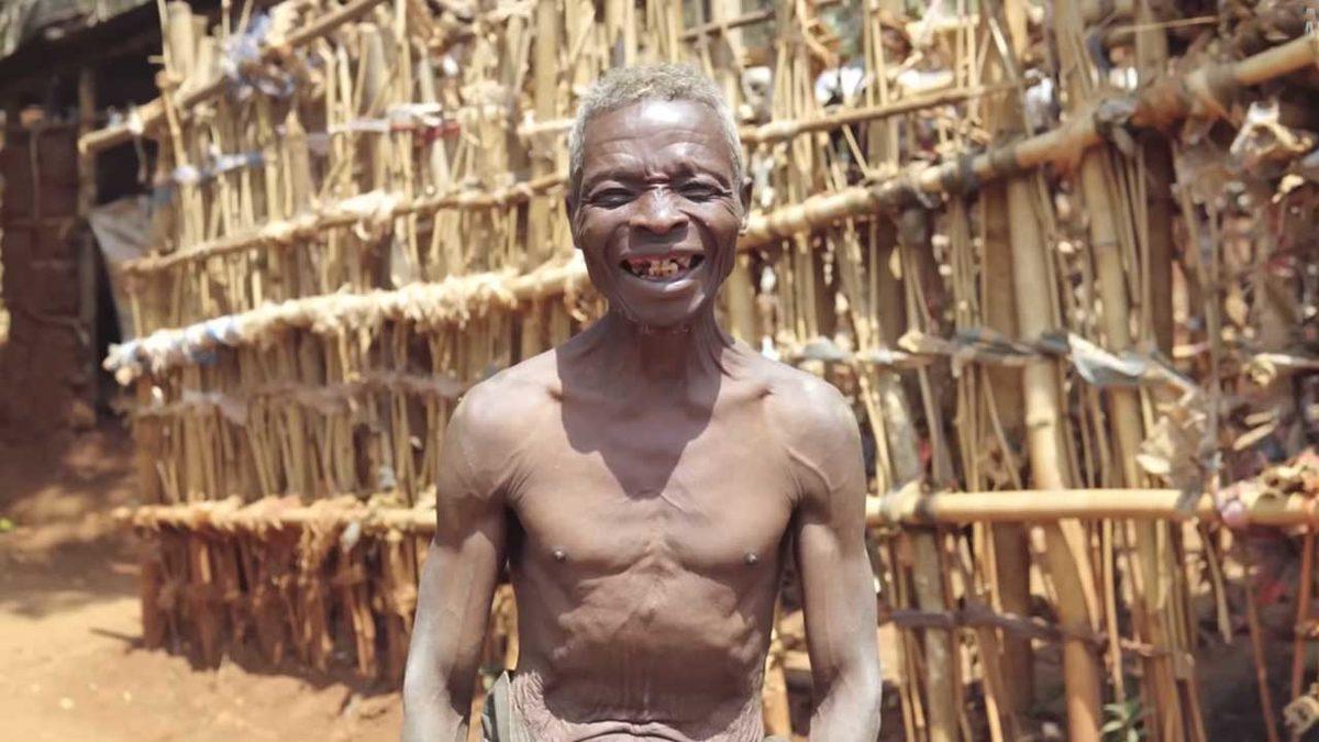 Kadın Gördüğünde Hayalet Görmüş Gibi Korkan Adamın Tuhaf Öyküsü: Yaklaşmasınlar Diye Evinin Etrafını Çitlerle Çevirmiş!