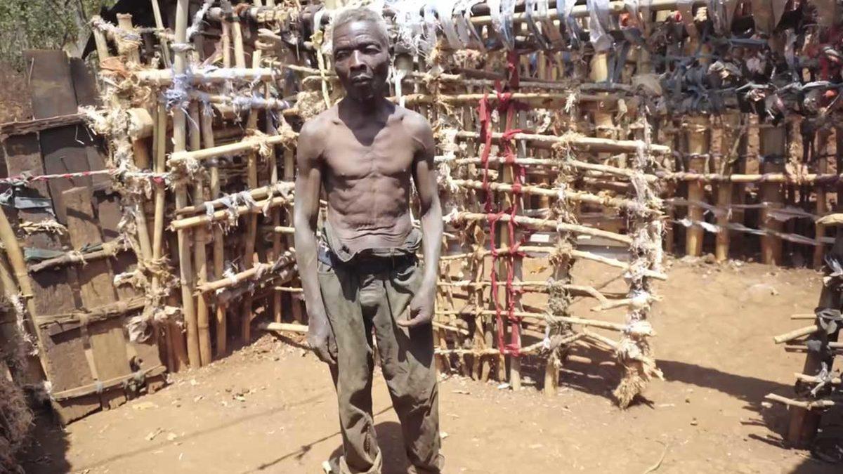 Kadın Gördüğünde Hayalet Görmüş Gibi Korkan Adamın Tuhaf Öyküsü: Yaklaşmasınlar Diye Evinin Etrafını Çitlerle Çevirmiş!