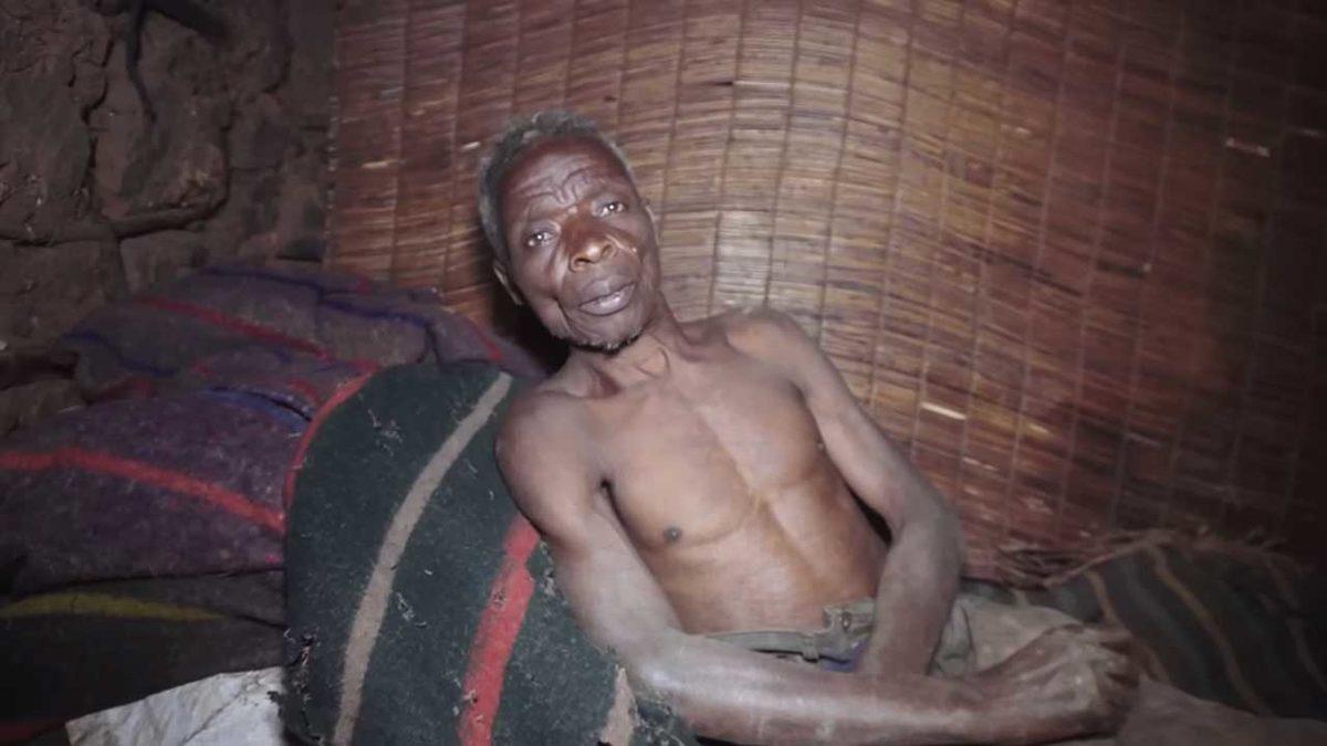 Kadın Gördüğünde Hayalet Görmüş Gibi Korkan Adamın Tuhaf Öyküsü: Yaklaşmasınlar Diye Evinin Etrafını Çitlerle Çevirmiş!