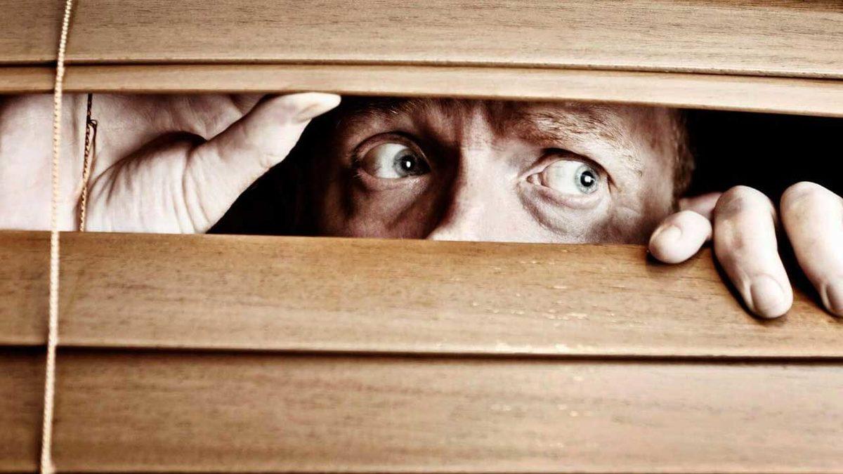 Kadın Gördüğünde Hayalet Görmüş Gibi Korkan Adamın Tuhaf Öyküsü: Yaklaşmasınlar Diye Evinin Etrafını Çitlerle Çevirmiş!