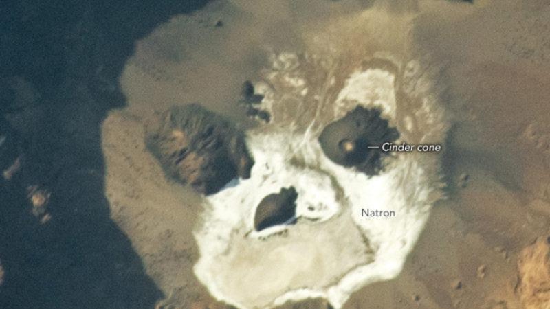 NASA, Uzaydan Bakıldığında Bir Yüz Gibi Görünen, İlginç Bir Kayalık Fotoğrafı Paylaştı