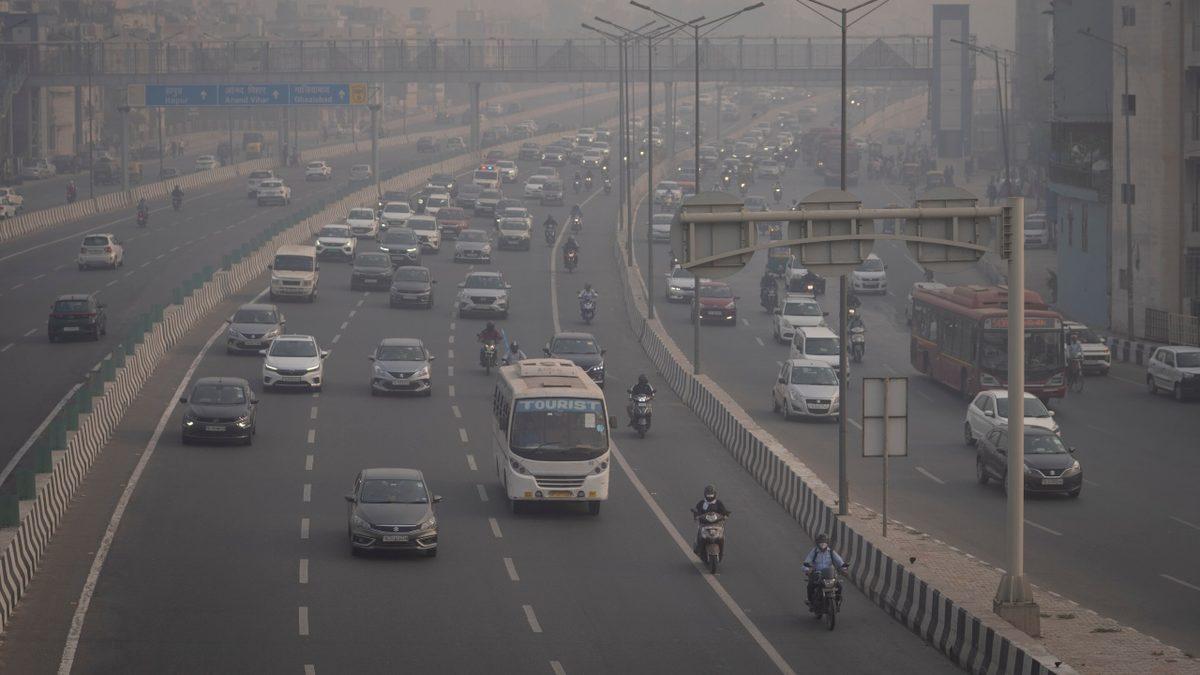 Hindistan’ın Başkentinde Hava Kirliliği Yüzünden Hayat Neredeyse Durdu: İnşaatlar Yasaklandı, Okullar Kapatıldı