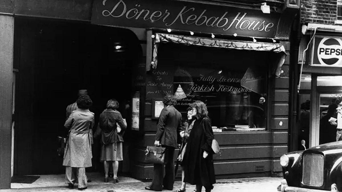 Almanya’daki İlk Döner Kebabı Yapan Adamın, Millî Yiyeceğimizi Dünyayla Tanıştırma Hikâyesi