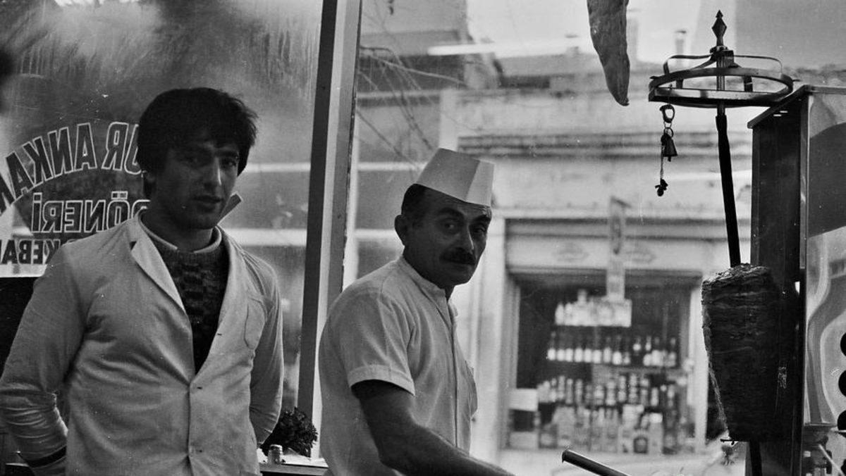 Almanya’daki İlk Döner Kebabı Yapan Adamın, Millî Yiyeceğimizi Dünyayla Tanıştırma Hikâyesi