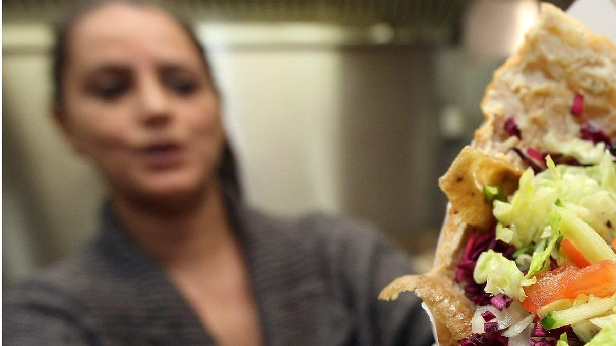 Almanya’daki İlk Döner Kebabı Yapan Adamın, Millî Yiyeceğimizi Dünyayla Tanıştırma Hikâyesi