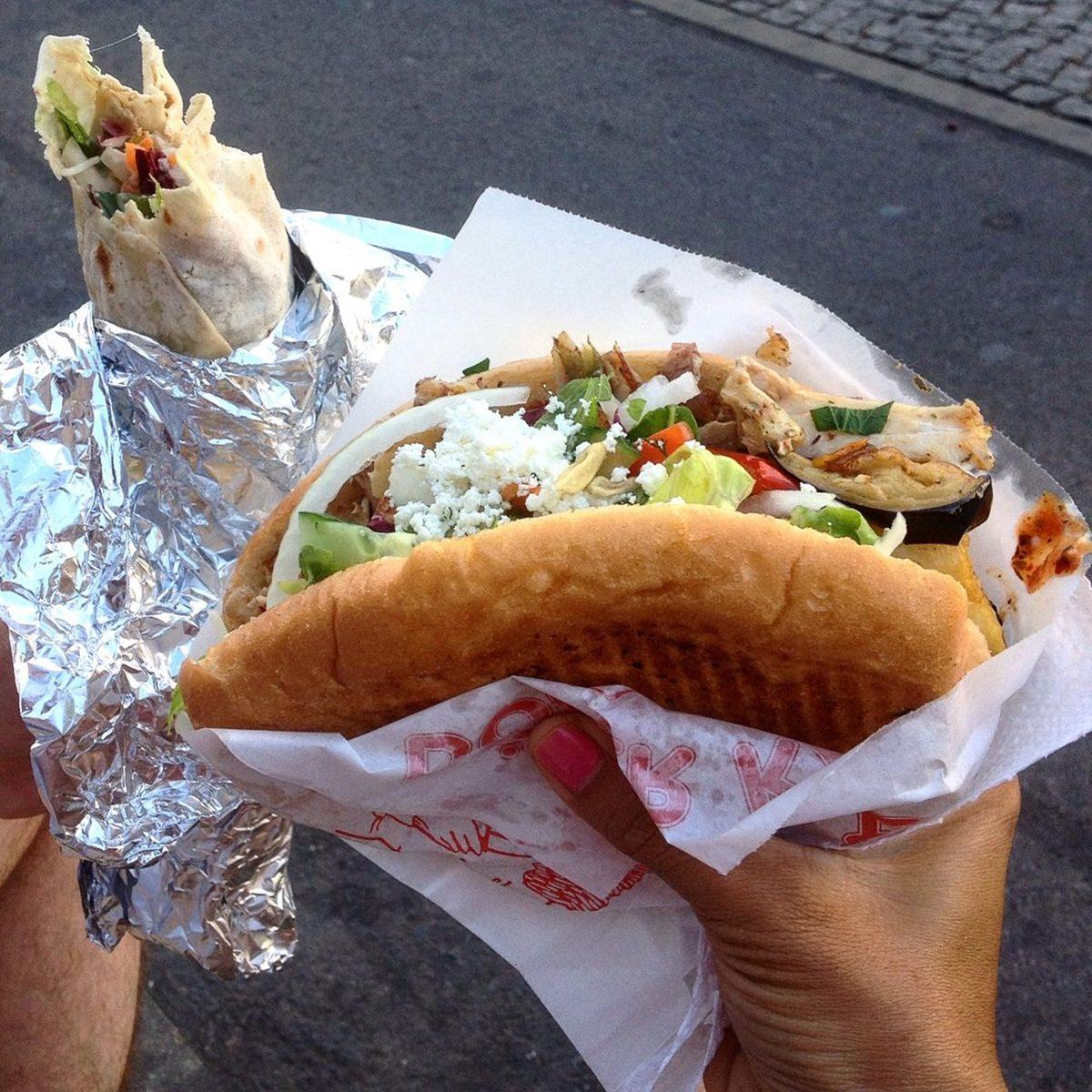 Almanya’daki İlk Döner Kebabı Yapan Adamın, Millî Yiyeceğimizi Dünyayla Tanıştırma Hikâyesi