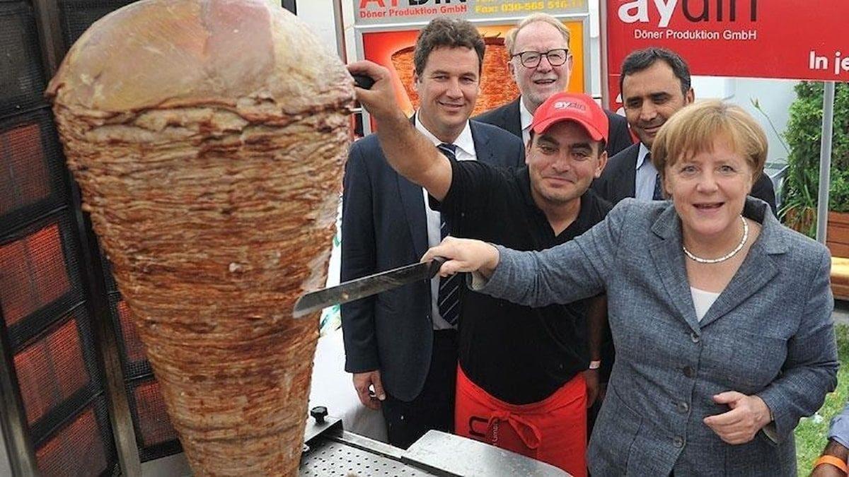 Almanya’daki İlk Döner Kebabı Yapan Adamın, Millî Yiyeceğimizi Dünyayla Tanıştırma Hikâyesi