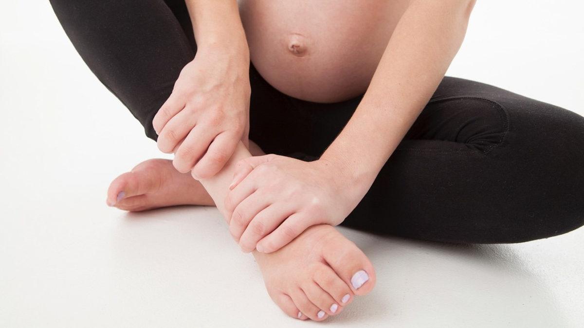 Hayır, Şehir Efsanesi Değil: Hamile Kalan Kadınların Ayakları Neden Büyür ve Bir Daha Küçülmez?