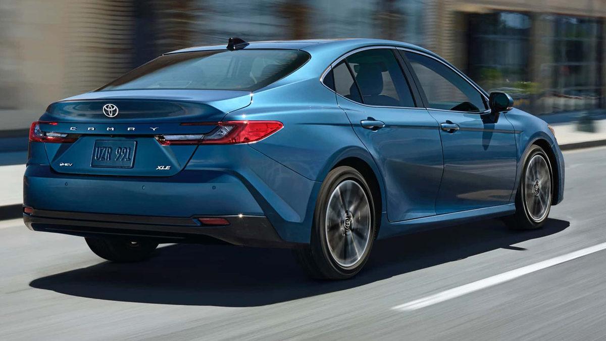 2025 Toyota Camry Tanıtıldı: Hem Lüks, Hem Yakışıklı Hem Güçlü Sedan!