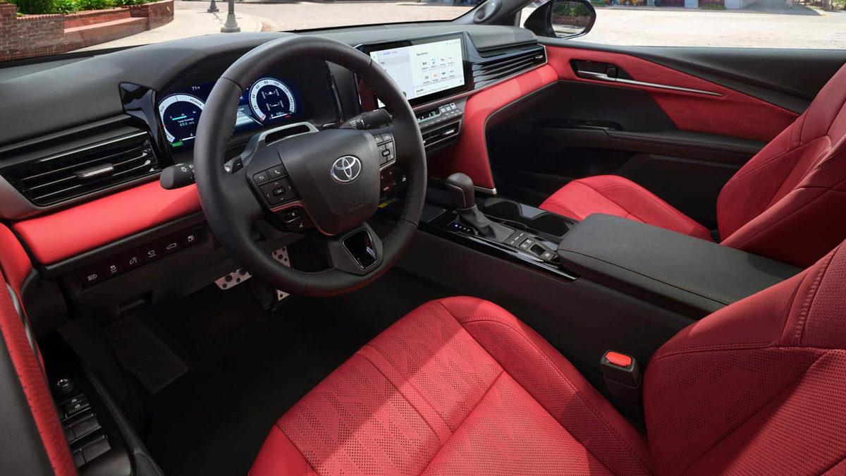 2025 Toyota Camry Tanıtıldı: Hem Lüks, Hem Yakışıklı Hem Güçlü Sedan!