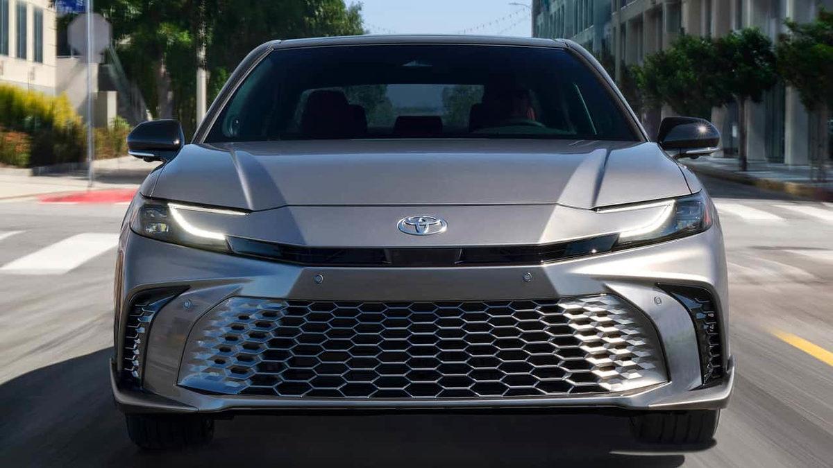 2025 Toyota Camry Tanıtıldı: Hem Lüks, Hem Yakışıklı Hem Güçlü Sedan!
