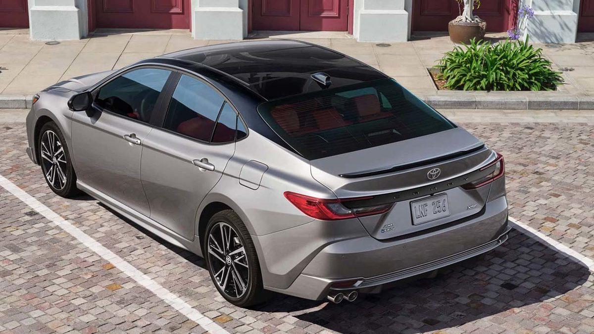 2025 Toyota Camry Tanıtıldı: Hem Lüks, Hem Yakışıklı Hem Güçlü Sedan!