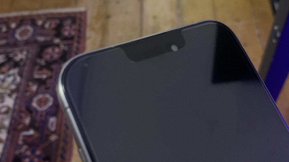 Apple’ın Resmî Sitesinden iPhone 15 Pro Max Alan Adamın Kargosundan Çakma iPhone Çıktı