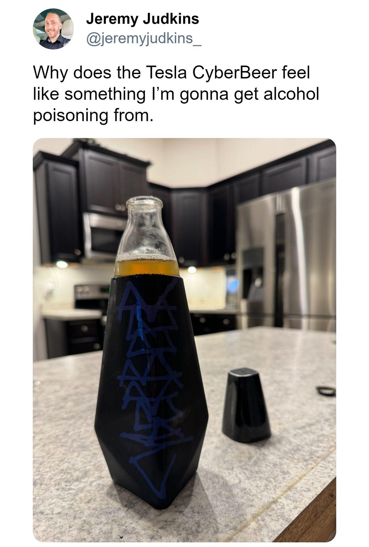 Tesla Hayranları, 2 Şişesine 150 Dolar Verdikleri Tesla Birasından Şikâyetçi