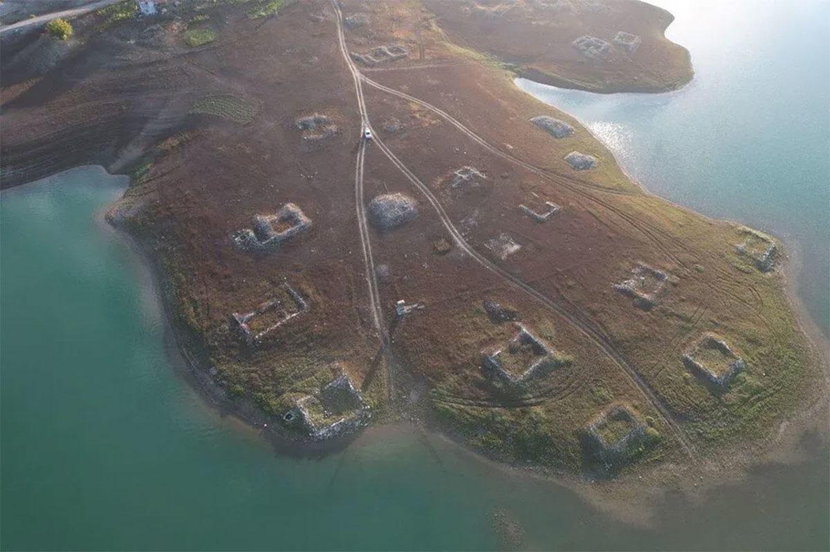 Kahramanmaraş’ta, Azalan Yağış ve Kuraklık Yüzünden Su Altındaki Köy Ortaya Çıktı