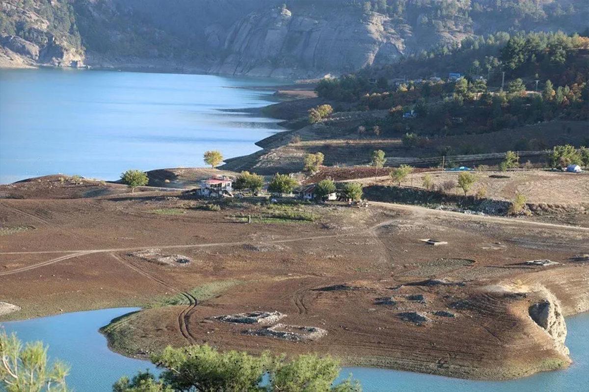 Kahramanmaraş’ta, Azalan Yağış ve Kuraklık Yüzünden Su Altındaki Köy Ortaya Çıktı