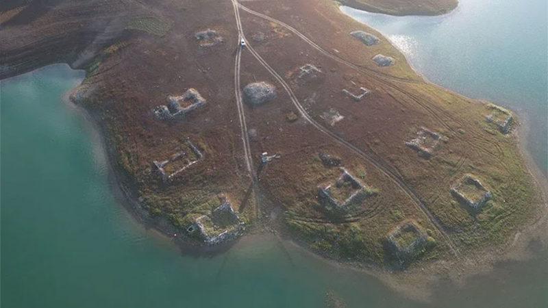 Kahramanmaraş’ta, Azalan Yağış ve Kuraklık Yüzünden Su Altındaki Köy Ortaya Çıktı