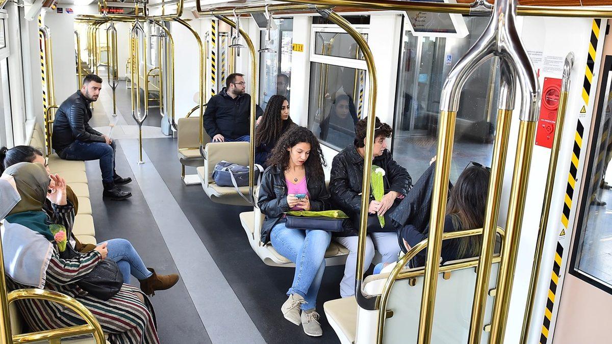 Metrolarda Koltuk Düzeni Neden Otobüslerdeki Gibi Arka Arkaya Değil de Yan Yana? Sebepleri Enteresan!