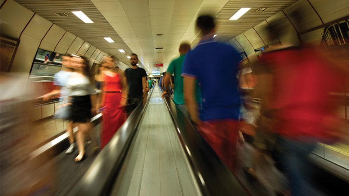 Metrolarda Koltuk Düzeni Neden Otobüslerdeki Gibi Arka Arkaya Değil de Yan Yana? Sebepleri Enteresan!