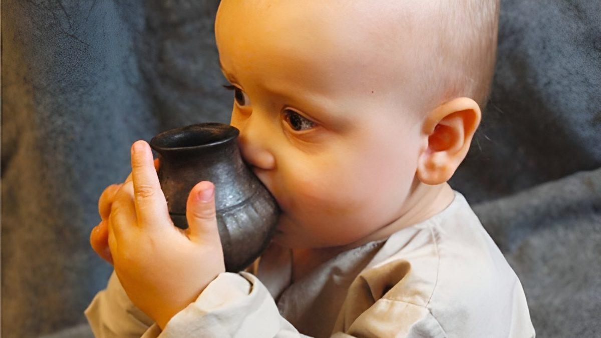Biberon, Süper Emici Bez Gibi Pratik Ürünlerin Olmadığı Antik Çağ’da Bebek Bakımı İçin Kullanılan İlginç Ürünler