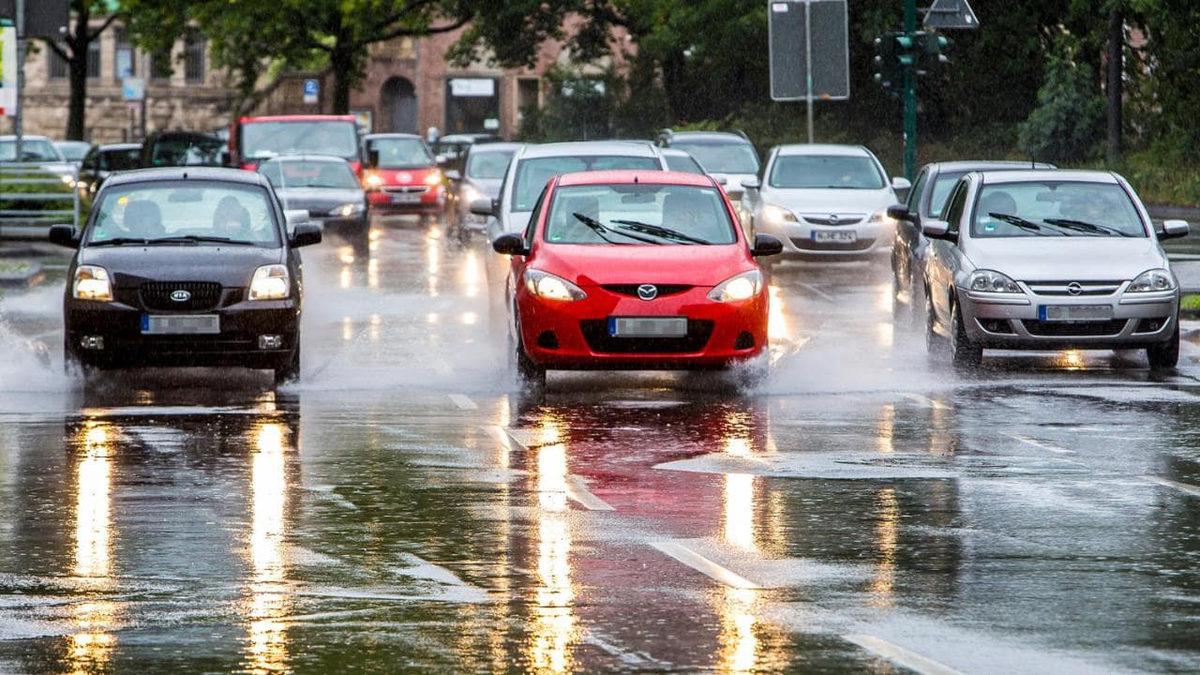 Şakası Yok: Yağmurlu Havalarda Araba Sürerken 