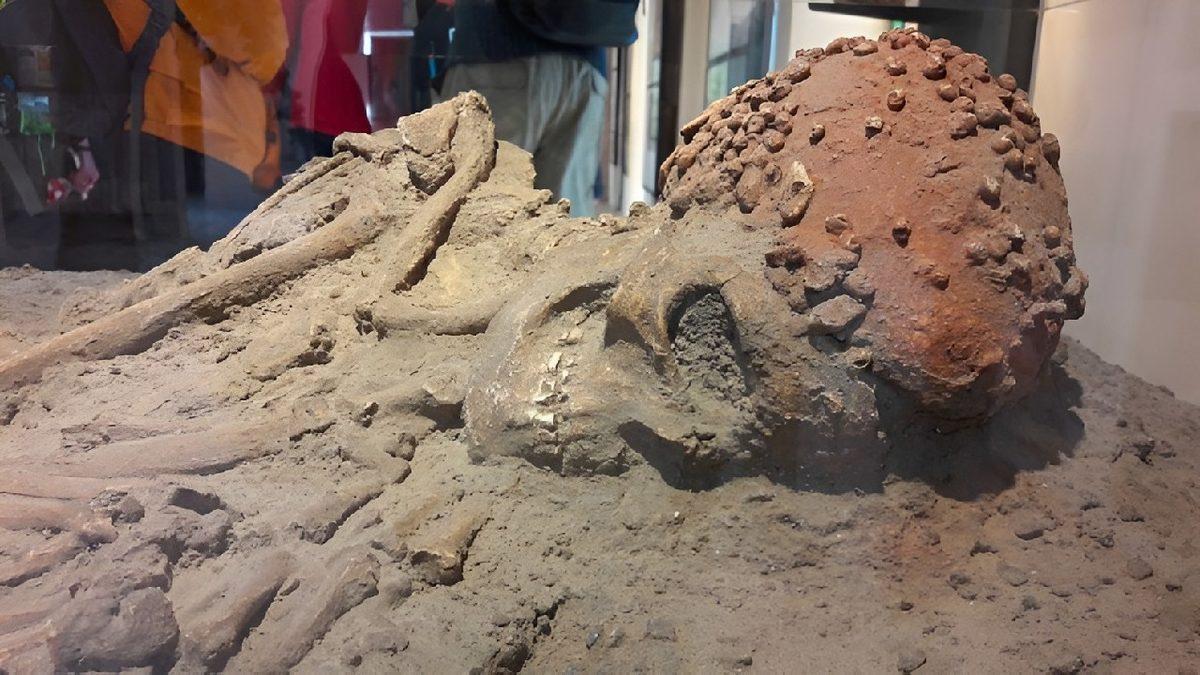 Bir Mağaradaki Arkeolojik Kazıda Çıkarılan Bu Kafatasının Üzerindeki Tuhaf Şeyler Neyin Nesi?