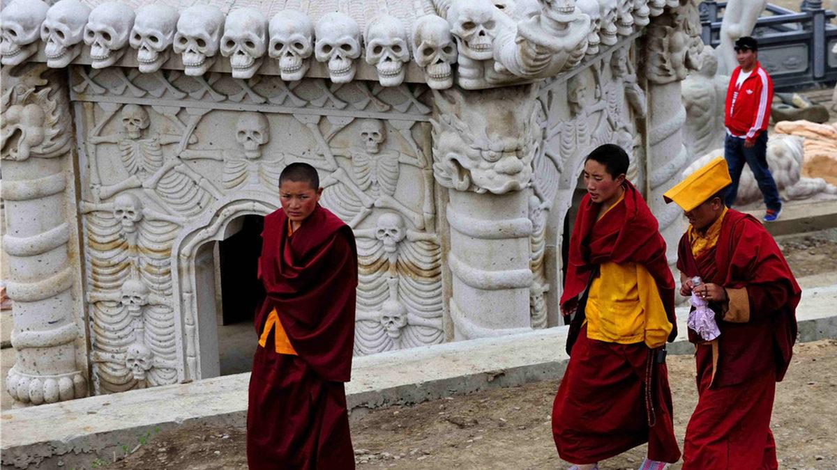 Ölen İnsanların Kemiklerine Kadar Akbabalara Yem Edildiği Tüyler Ürperten Tibet Cenaze Törenleri (18+)